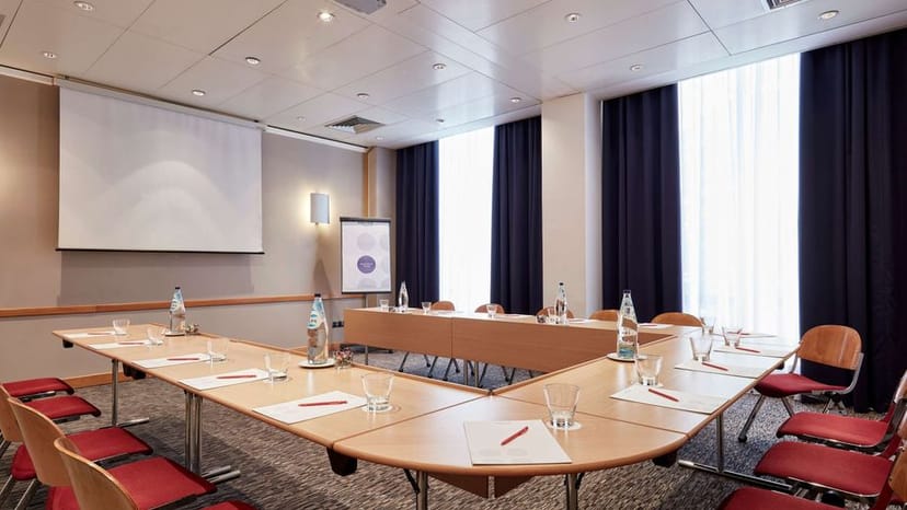 U-shape meeting room at Novotel Athenes with AV setup for corporate workshops and conferences.
