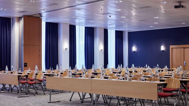 Classroom-style meeting room at Novotel Athenes for corporate training and professional workshops.