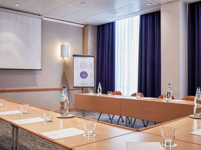 U-shape boardroom at Novotel Athenes with flipcharts for collaborative corporate workshops.
