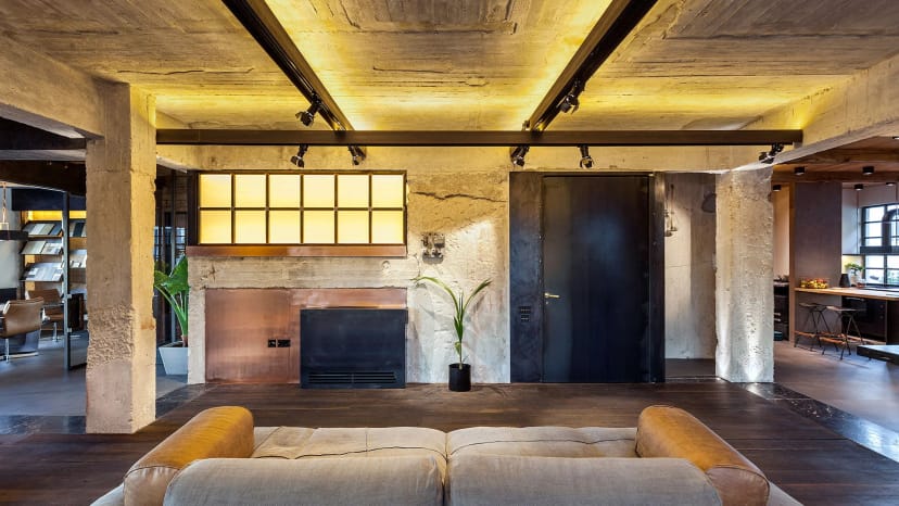 Industrial-chic Loft Psychiko breakout space with ambient lighting for networking and brainstorming.