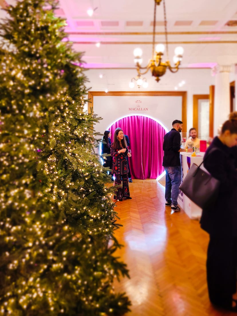 Brand activation at Amalias 36: Illuminated circular entrance for corporate event or gala.