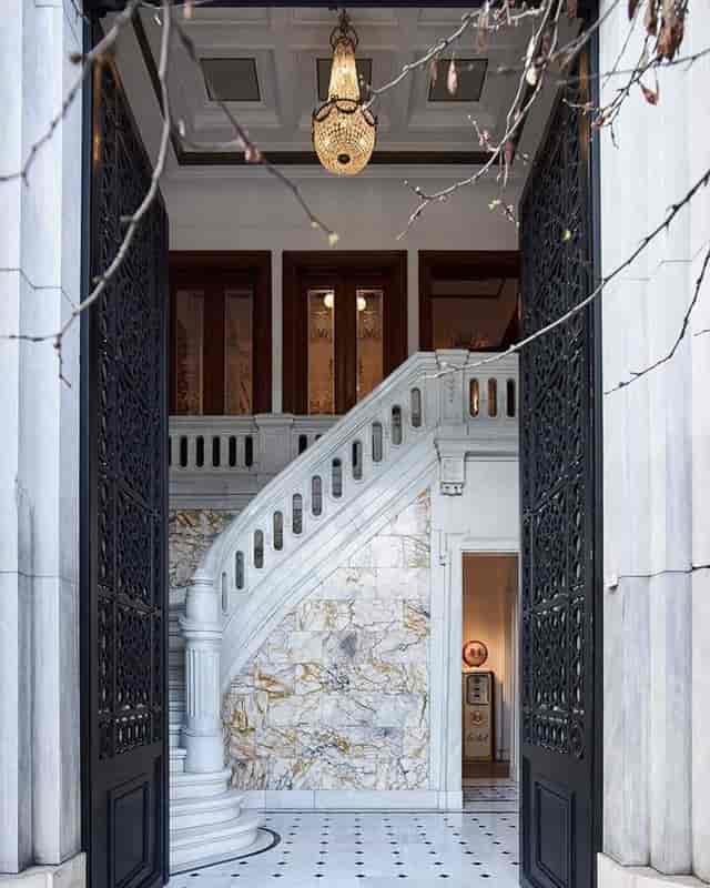 Grand marble staircase at Amalias 36, ideal for luxury gala and VIP reception event venues.