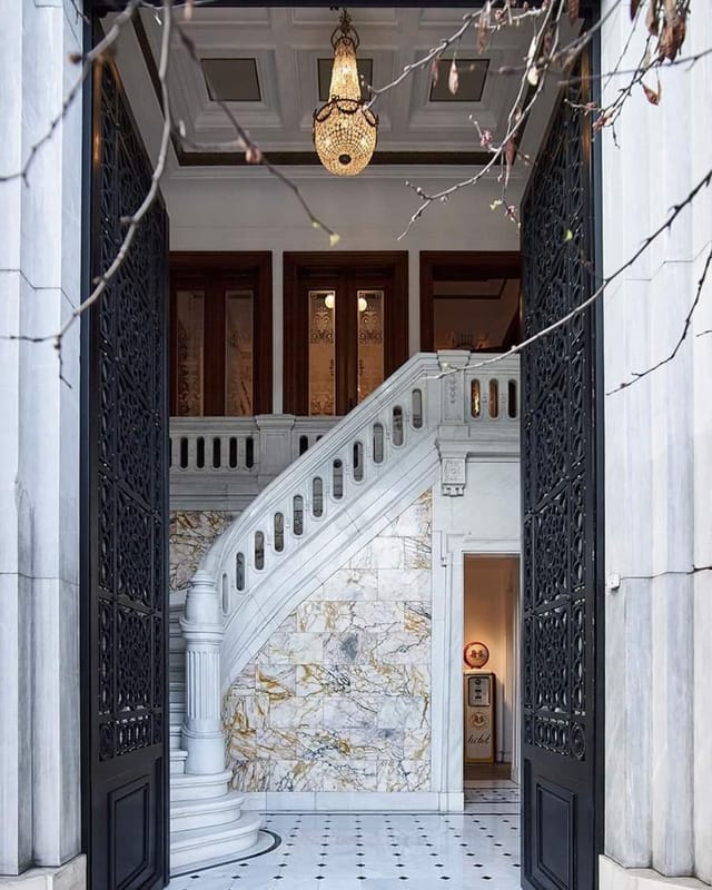 Grand marble staircase at Amalias 36, ideal for luxury gala and VIP reception event venues.
