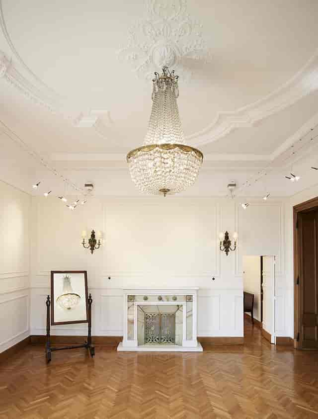 Luxury event space at Amalias 36 with crystal chandelier for gala dinners and corporate meetings.