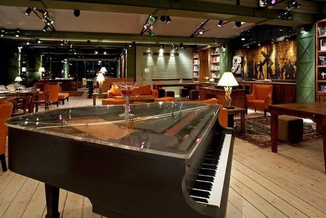 Grand piano in Gazarte lounge, ideal for sophisticated cocktail receptions and networking events.