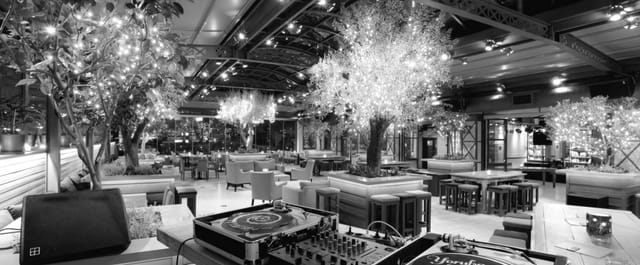 Gazarte lounge-bar with ambient lighting for upscale corporate receptions and social events.