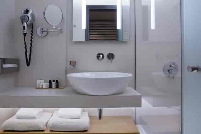 Modern hotel bathroom in Sapfo Golden Age for corporate events and luxury business travel.