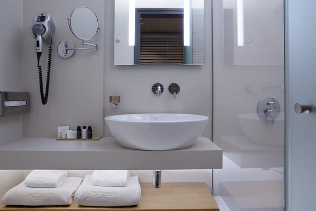 Modern hotel bathroom in Sapfo Golden Age for corporate events and luxury business travel.