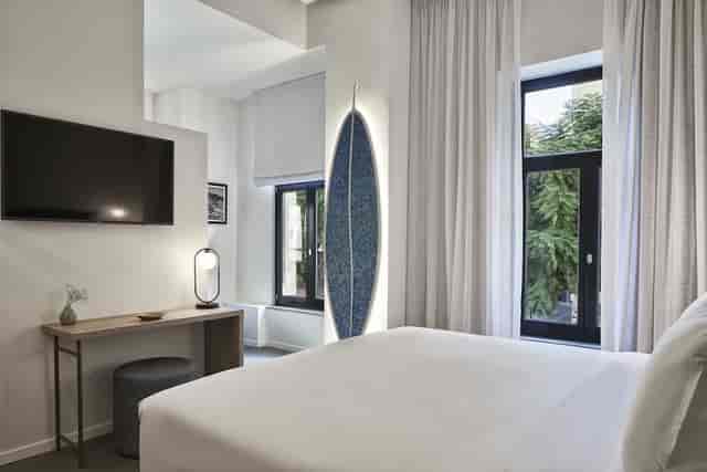 Modern hotel suite with workstation, ideal for business travel and incentive trips.