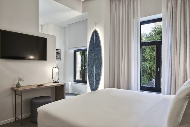 Modern hotel suite with workstation, ideal for business travel and incentive trips.
