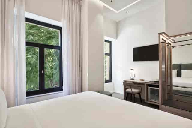 Modern hotel suite with workstation, ideal for VIP speakers and corporate event accommodation.