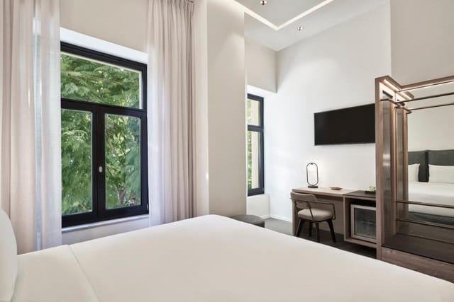 Modern hotel suite with workstation, ideal for VIP speakers and corporate event accommodation.