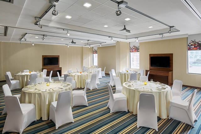 Aloft Riyadh banquet hall with AV tech for professional corporate and social events.