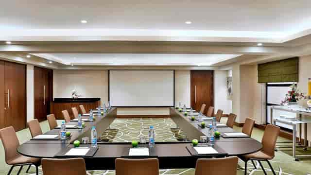 U-shape meeting room in Courtyard Riyadh Olaya for collaborative board meetings and workshops.