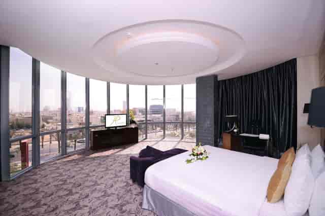 Executive Suite at Qaser Al Hamra: Panoramic luxury hotel room for VVIP hospitality and retreats.