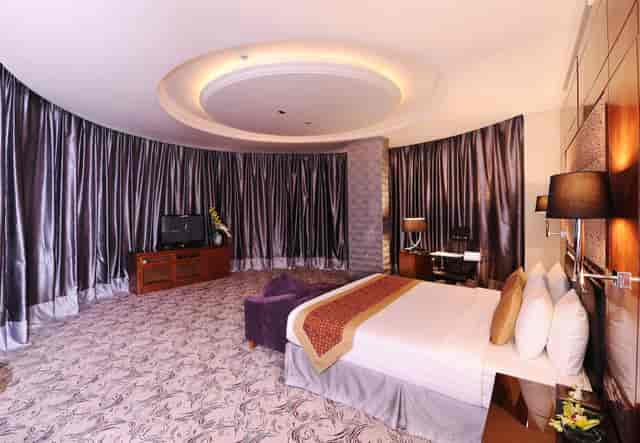 Executive suite at Qaser Al Hamra featuring a private workspace, perfect for VIP and event stays.