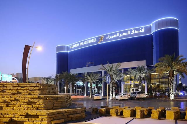 Standard Suite at Qaser Al Hamra, modern architecture, ideal for corporate events and incentives.
