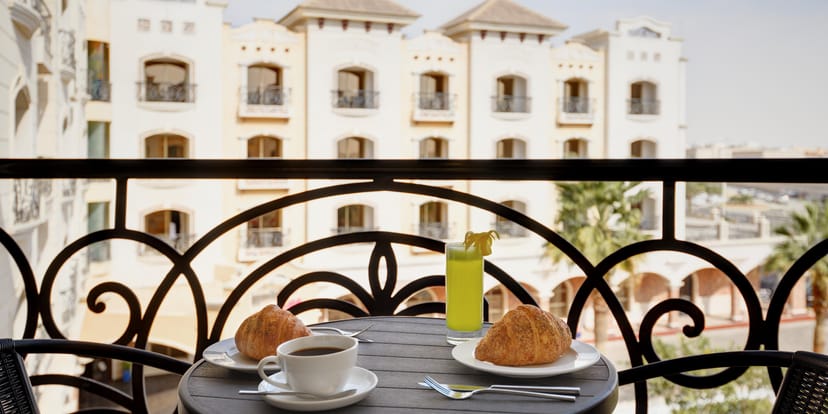 Balcony breakfast at Cordova, Crowne Plaza Riyadh; ideal for business meetings and incentive travel.