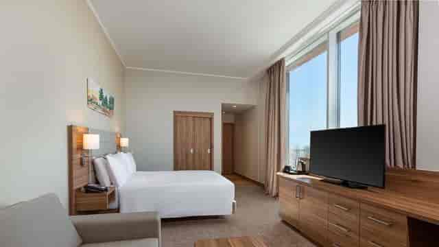 Hilton Garden Inn Riyadh meeting room with natural light for conference and business events.