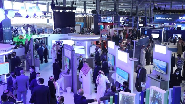 B2B exhibition booth at Riyadh conference with strategic lighting for trade show networking.