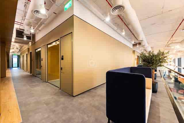 Modern breakout area in OD Plaza I with private focus pods for corporate networking events.