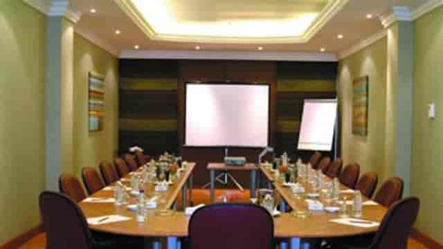 U-shape Jeddah Meeting Room at Mövenpick with AV screen for corporate events and workshops.