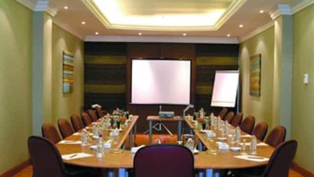 U-shape Jeddah Meeting Room at Mövenpick with AV screen for corporate events and workshops.