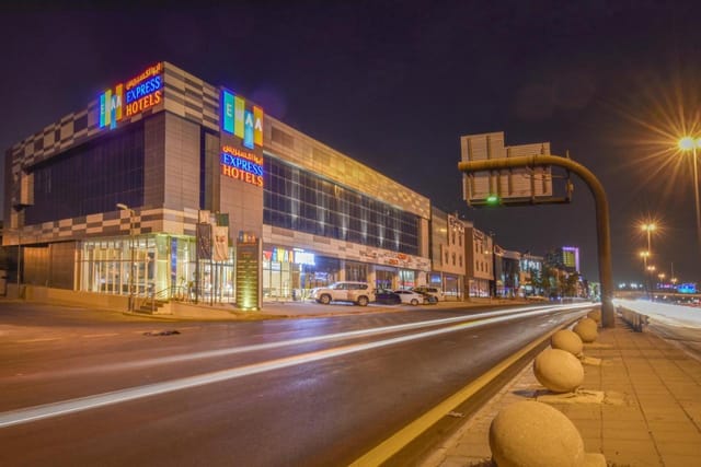 Ewaa Express Hotel Al Olaya lobby and bar, ideal for corporate travel and business events.