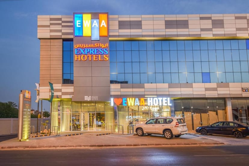 Modern bar at Ewaa Express Hotel Al Olaya, ideal for business meetings and corporate events.