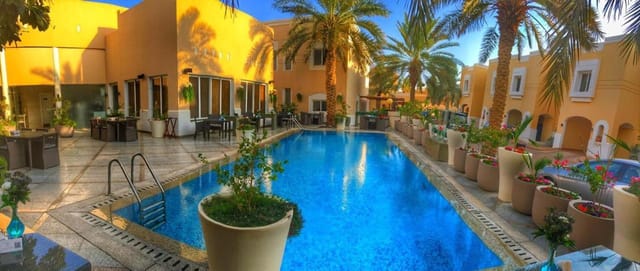 Vivienda Turki Al Awal pool deck for intimate outdoor reception and cocktail hour event venue.