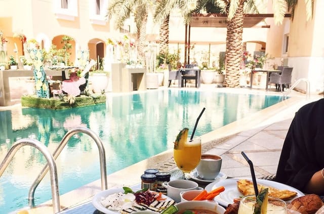 Upscale poolside restaurant in Vivienda Turki Al Awal for executive breakfast and networking.
