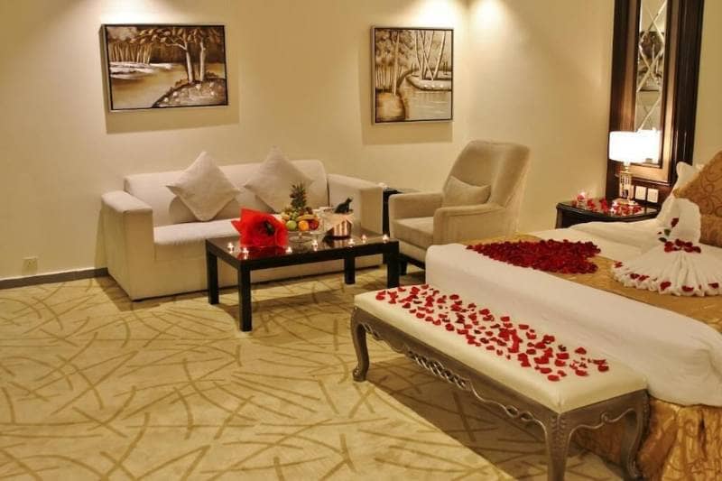 VIP I-Cafe amenity with rose petals and fruit, luxury hotel room drop and event service.