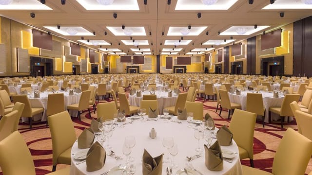 Al Jawhara Ballroom banquet setup for corporate galas and plenary conferences at Crowne Plaza.
