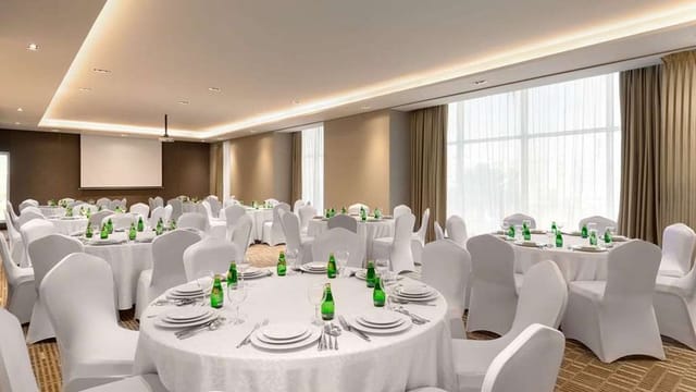Banquet-style hotel meeting room in Riyadh for corporate galas and professional training sessions.