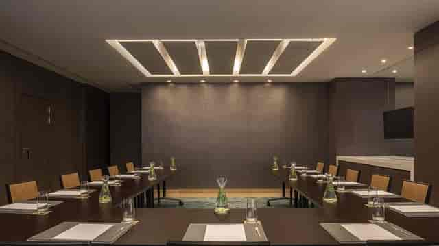 U-shape meeting room in Fraser Suites Riyadh for corporate boardroom presentations and workshops.