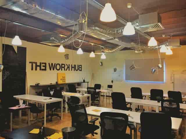 Industrial coworking space with modular tables for creative workshops and professional events.