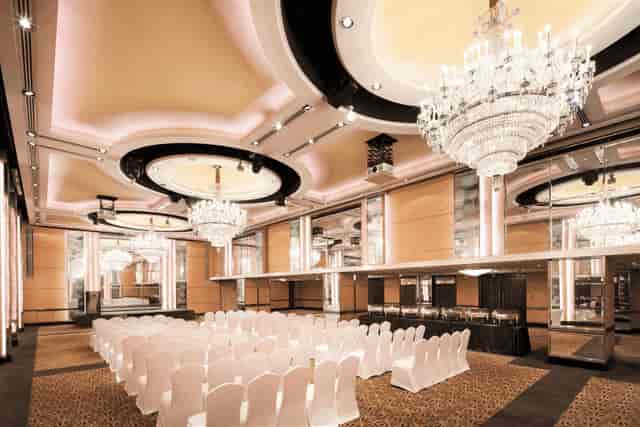 Crystal Ballroom at Holiday Inn Singapore: Pillarless venue for corporate events and gala dinners.