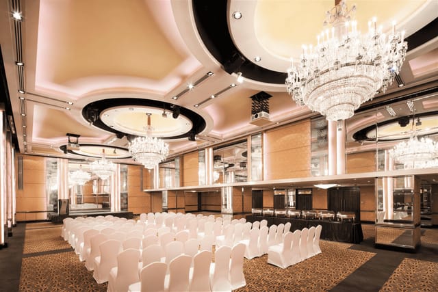 Crystal Ballroom at Holiday Inn Singapore: Pillarless venue for corporate events and gala dinners.