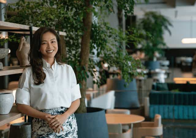 The Parlor at Amara Singapore: Biophilic corporate meeting space for high-end networking.