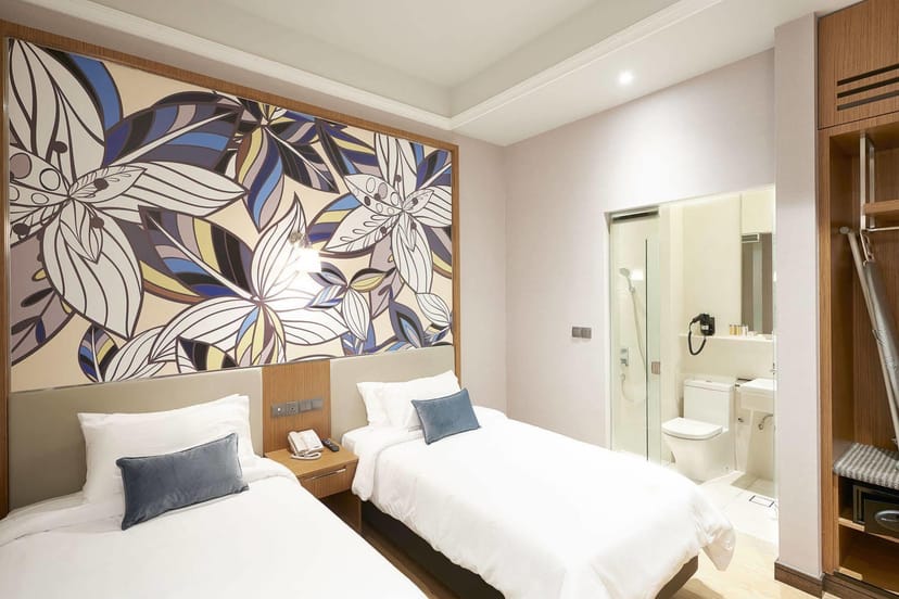 Premier Garden Queen hotel room with glass bathroom, perfect for group travel and event bookings.