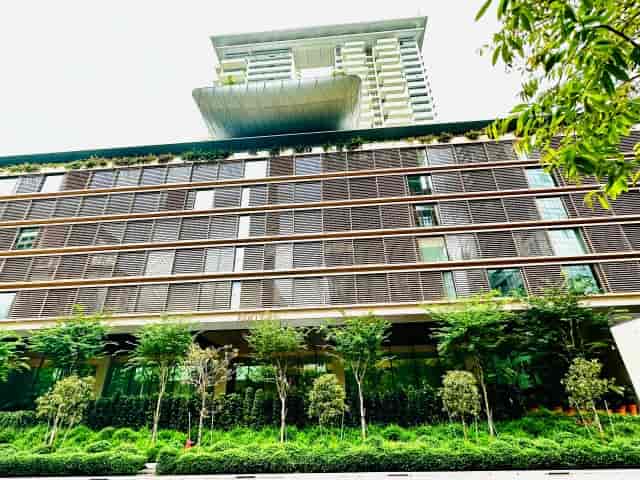 The Singapore EDITION hotel: elegant architecture for luxury corporate retreats and incentive travel.