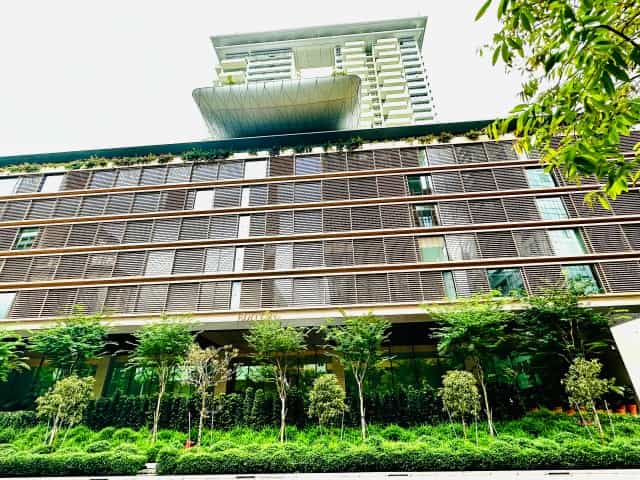 The Singapore EDITION hotel: elegant architecture for luxury corporate retreats and incentive travel.