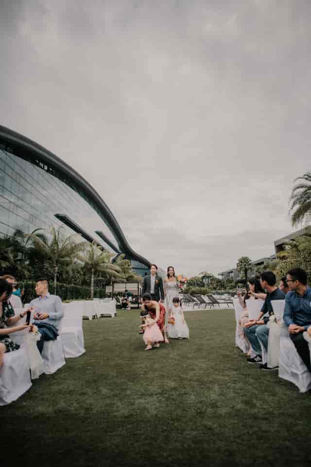 Outdoor wedding ceremony at Laguna Ballroom, Dusit Thani Singapore featuring lush garden scenery.