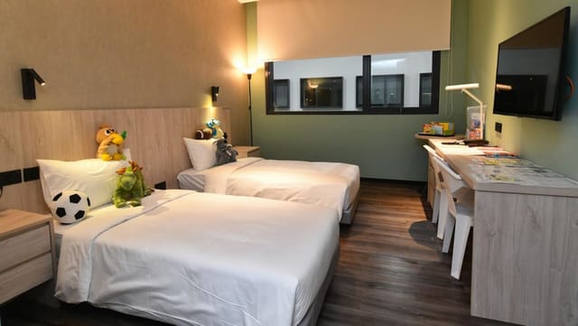Singapore Expo Hall 8B twin guest room with workspace, ideal for corporate event or family travel.