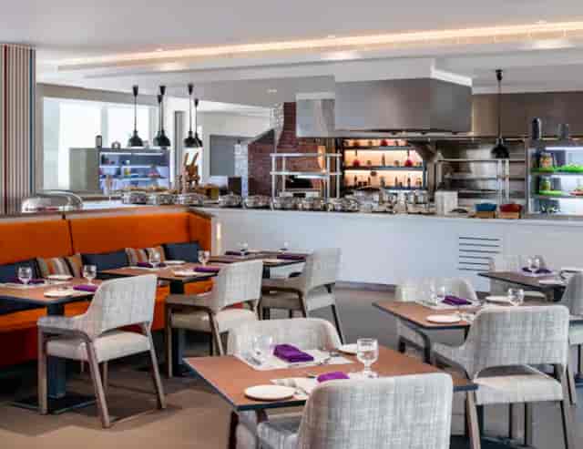 Al-Ghadeer restaurant with show-kitchen, ideal for corporate breakfasts and business lunches.