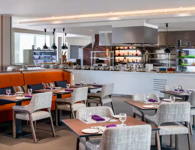 Al-Ghadeer restaurant with show-kitchen, ideal for corporate breakfasts and business lunches.