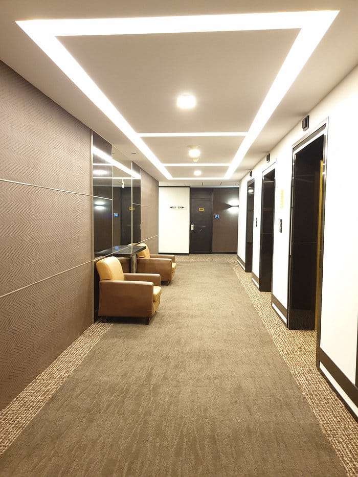 Hotel Royal Queens bar area for event breakout seating and networking.