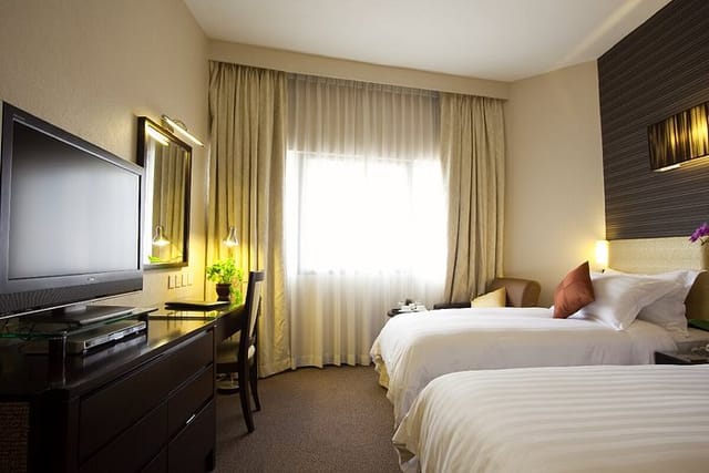 Hotel Royal Queens double room with workstation for business conferences and corporate events.