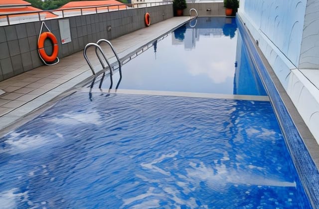 Outdoor pool at Hotel Royal Queens for corporate retreat or conference networking events.