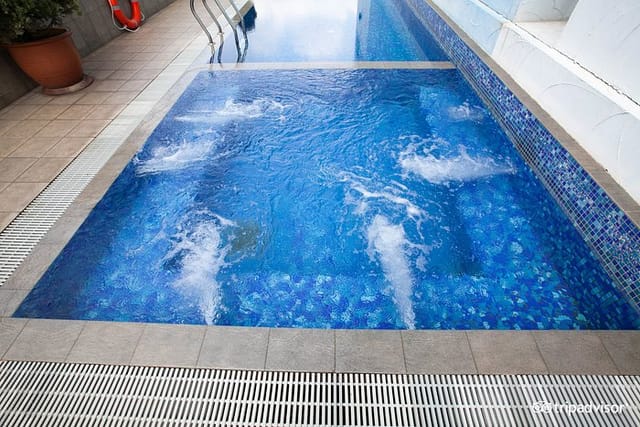 Outdoor pool at Hotel Royal Queens for corporate retreats and post-conference relaxation.
